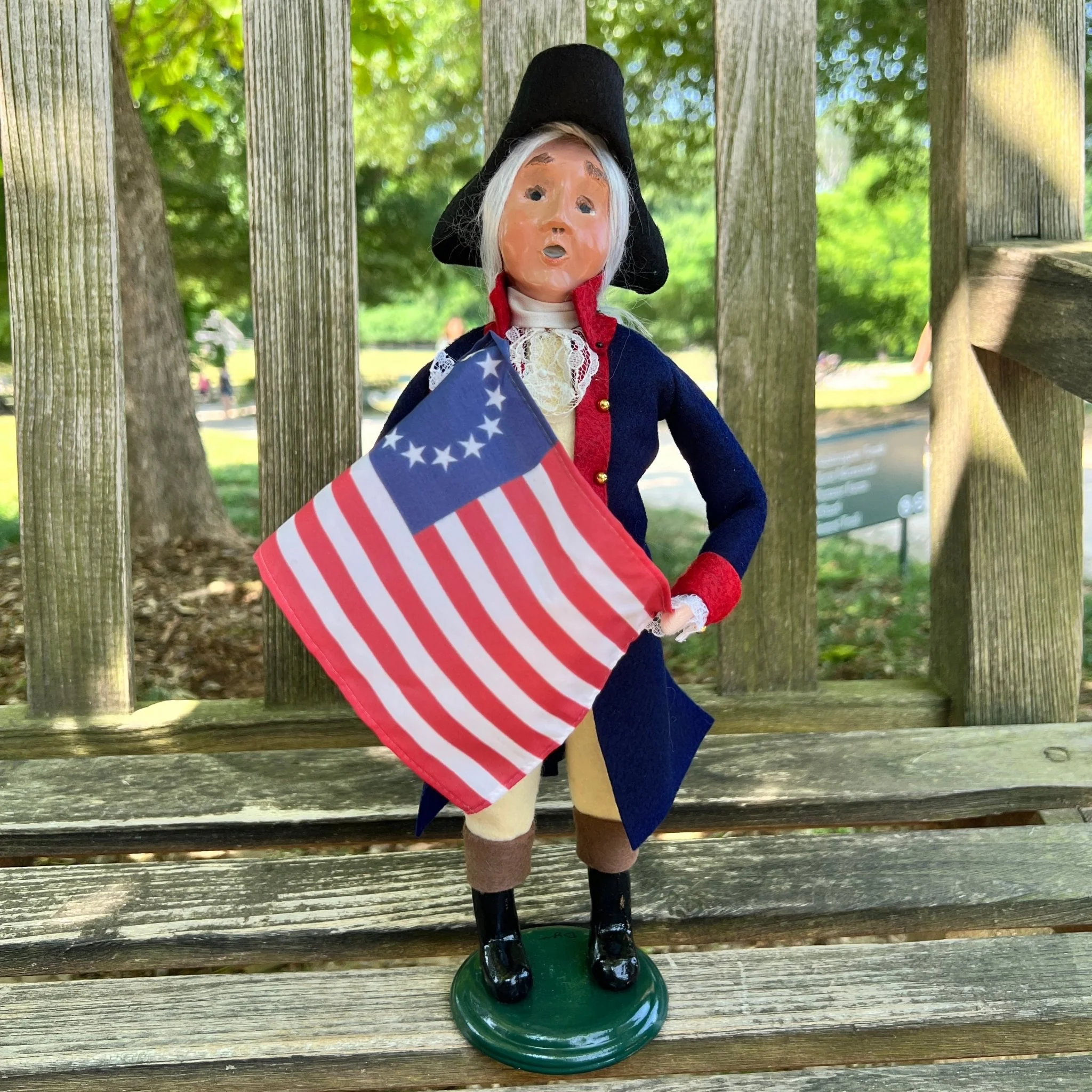 Byers' Choice George Washington with Flag Caroler - Image 4